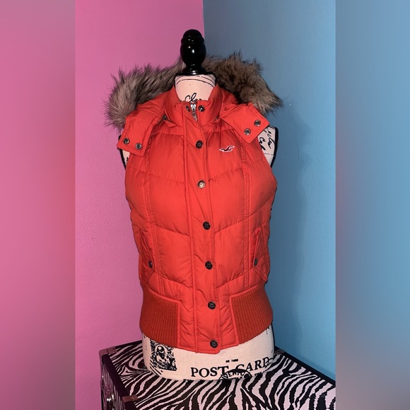 Hollister Jackets & Blazers - HOLLISTER PUFFER VEST SIZE LARGE